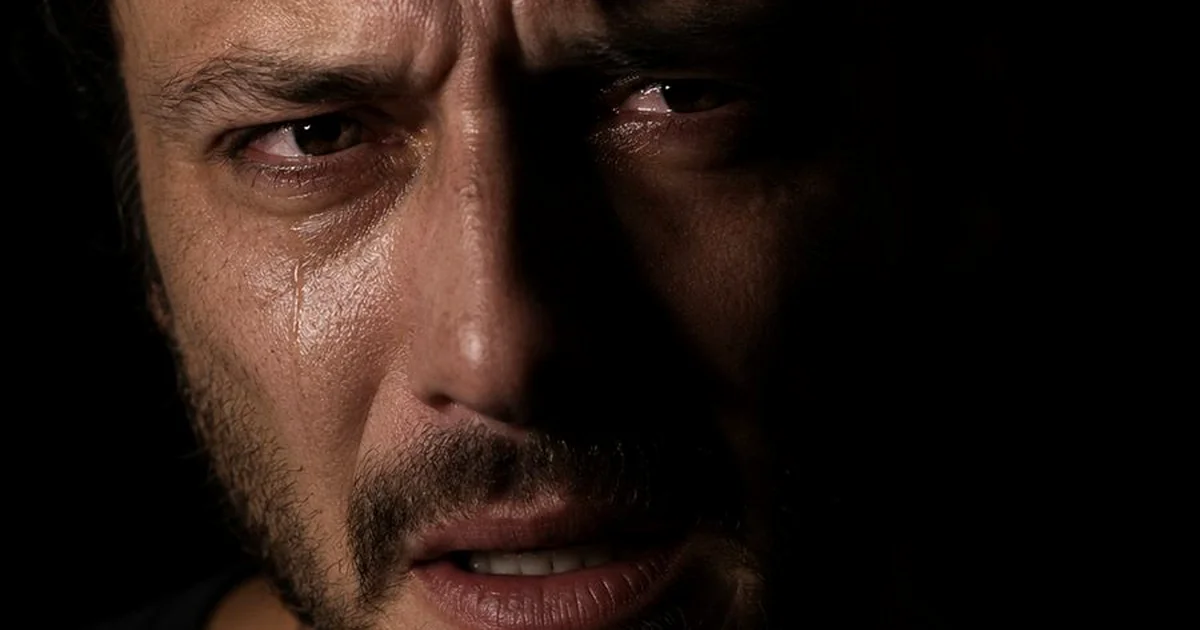 Actor concentrado preparando unha escena de máxima intensidade emocional para cine ou teatro