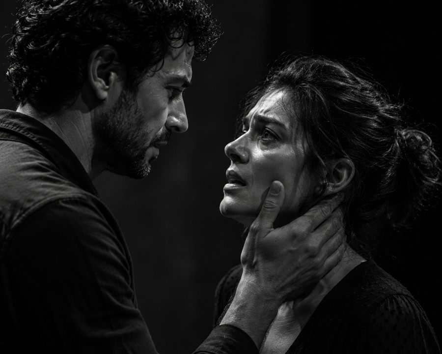 Actores practicando técnicas de interpretación Stanislavski e Meisner en clase